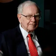 Warren Buffett Plans to Step Down as Berkshire Hathaway CEO by End of 2025
